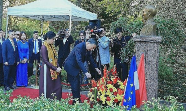 Tổng Bí thư, Chủ tịch nước dâng hoa tại Tượng Chủ tịch Hồ Chí Minh ở Pháp