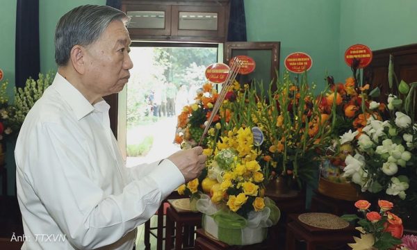 Tổng Bí thư, Chủ tịch nước dâng hương tưởng nhớ Chủ tịch Hồ Chí Minh