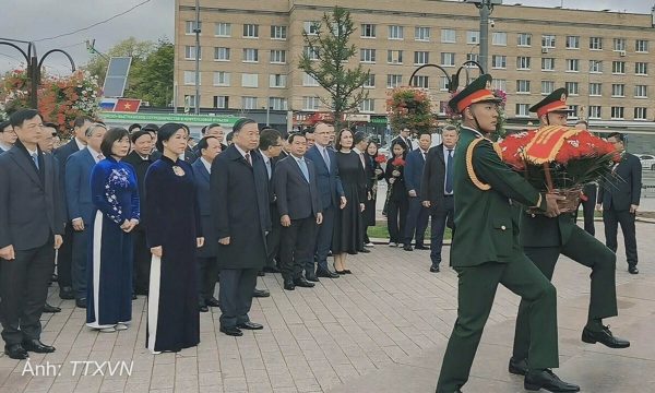 Tổng Bí thư, Chủ tịch nước đặt hoa tại Tượng đài Chủ tịch Hồ Chí Minh ở Moskva