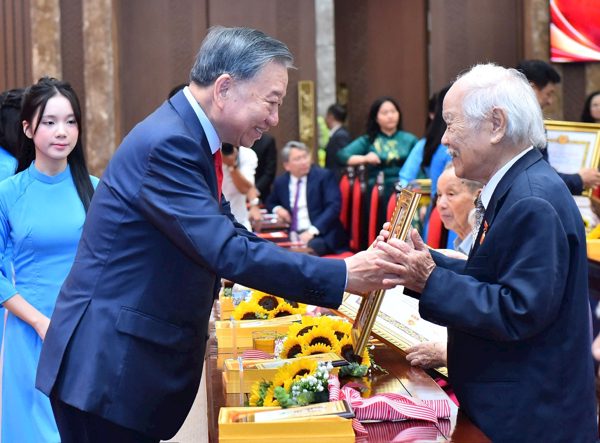 Tổng Bí thư, Chủ tịch nước dự lễ trao tặng Huy hiệu Đảng tại Đảng bộ TP Hà Nội