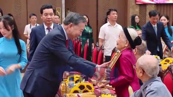 Tổng Bí thư, Chủ tịch nước: Hà Nội tiếp tục quan tâm các đảng viên cao tuổi