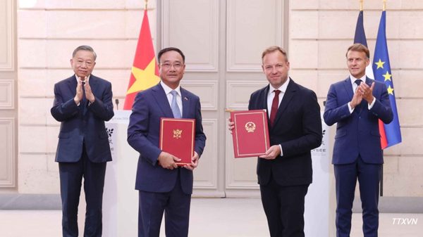 Tổng Bí thư, Chủ tịch nước Tô Lâm chứng kiến Lễ trao các văn kiện hợp tác giữa Việt Nam-Pháp