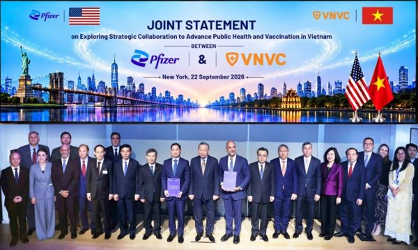 Tổng Bí thư, Chủ tịch nước Tô Lâm chứng kiến VNVC - Pfizer trao văn kiện hợp tác