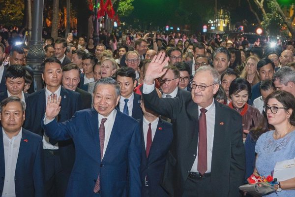 Tổng Bí thư, Chủ tịch nước Tô Lâm cùng Tổng thống Thụy Sĩ dạo bộ hồ Gươm