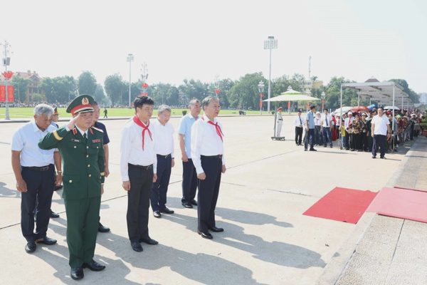 Tổng Bí thư, Chủ tịch nước Tô Lâm dâng hương tưởng nhớ Chủ tịch Hồ Chí Minh