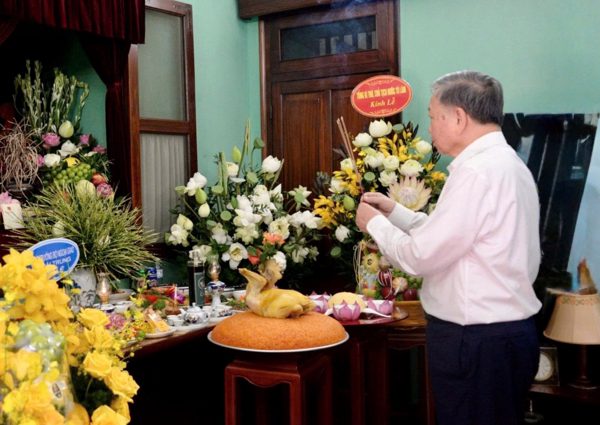 Tổng Bí thư, Chủ tịch nước Tô Lâm dâng hương tưởng niệm Chủ tịch Hồ Chí Minh