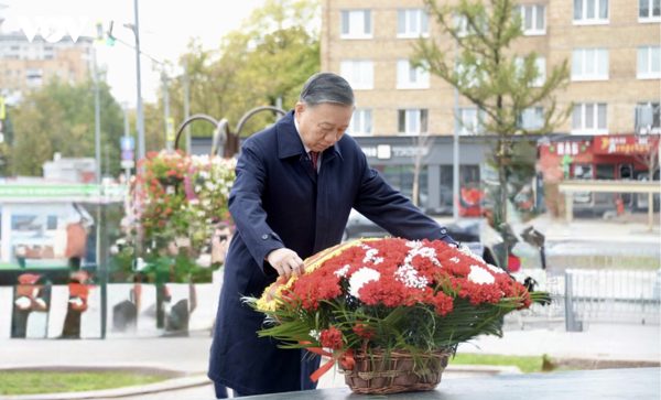 Tổng Bí thư, Chủ tịch nước Tô Lâm đặt hoa tại Tượng đài Chủ tịch Hồ Chí Minh