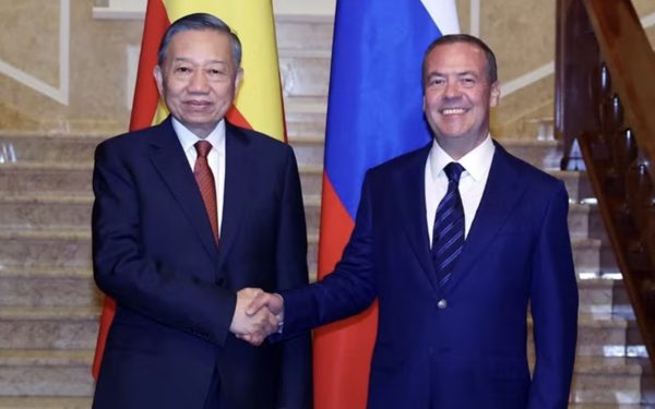Tổng Bí thư, Chủ tịch nước Tô Lâm gặp Chủ tịch Đảng Nước Nga Thống nhất Dmitry Medvedev