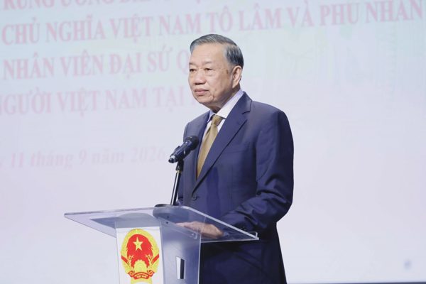 Tổng Bí thư, Chủ tịch nước Tô Lâm gặp gỡ cán bộ, nhân viên Đại sứ quán và đại diện cộng đồng người Việt Nam tại Pháp