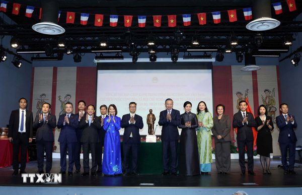 Tổng Bí thư, Chủ tịch nước Tô Lâm gặp gỡ cán bộ, nhân viên Đại sứ quán và đại diện cộng đồng người Việt Nam tại Pháp