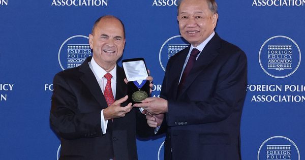 Tổng Bí thư, Chủ tịch nước Tô Lâm nhận huy chương của Hiệp hội Chính sách đối ngoại Mỹ