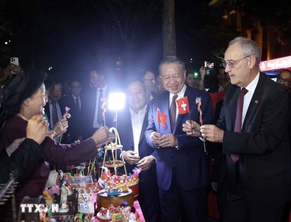Tổng Bí thư, Chủ tịch nước Tô Lâm, Tổng thống Thụy Sĩ dạo phố đi bộ hồ Hoàn Kiếm