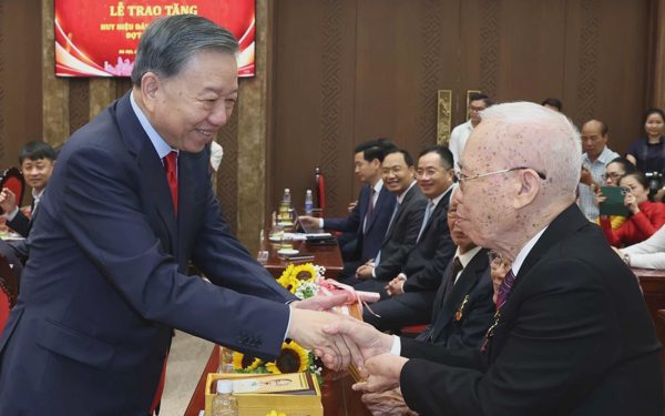 Tổng Bí thư, Chủ tịch nước Tô Lâm trao Huy hiệu Đảng tặng các đảng viên lão thành Hà Nội