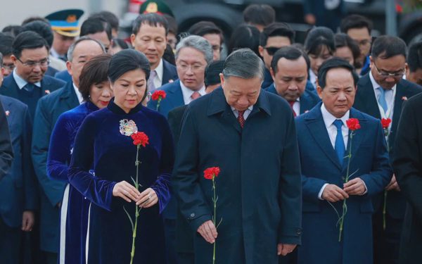 Tổng Bí thư, Chủ tịch nước Tô Lâm và Phu nhân dâng hoa tưởng nhớ Chủ tịch Hồ Chí Minh tại Nga