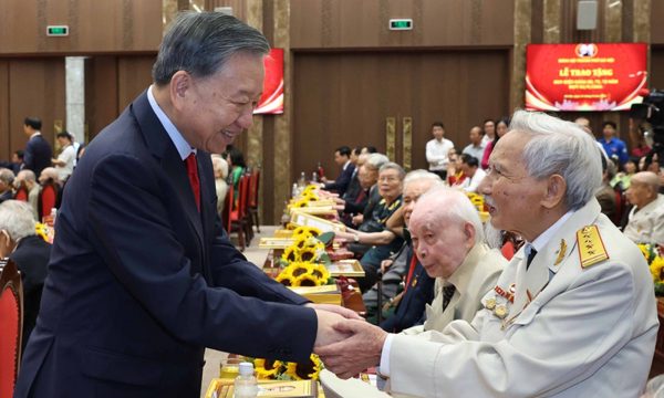 Tổng Bí thư, Chủ tịch nước trao Huy hiệu Đảng tặng các đảng viên lão thành Thủ đô
