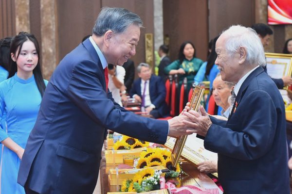 Tổng Bí thư, Chủ tịch nước trao Huy hiệu Đảng tặng đảng viên lão thành