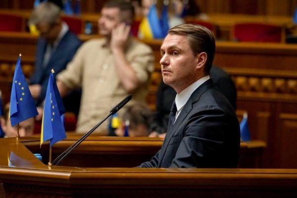 Tổng công tố Ukraine rời khỏi đất nước giữa bê bối tham nhũng
