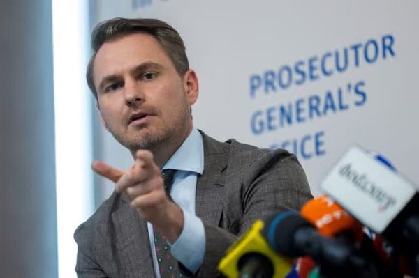 Tổng công tố viên Ukraine rời khỏi đất nước trong đêm