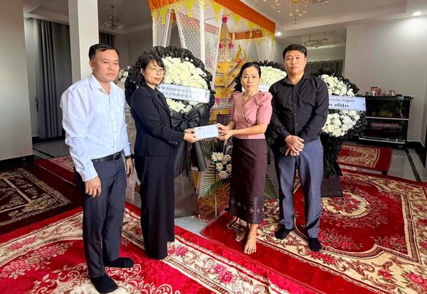 Tổng lãnh sự quán Việt Nam tại Lào thăm hỏi gia đình nữ du học sinh bị sát hại