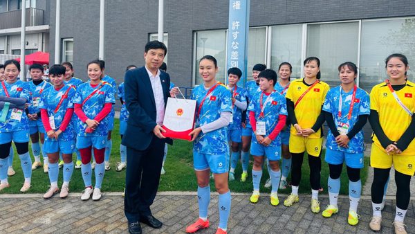Tổng Lãnh sự quán Việt Nam tại Osaka và cộng đồng người Việt tại Kansai gặp mặt Đội tuyển nữ Việt Nam