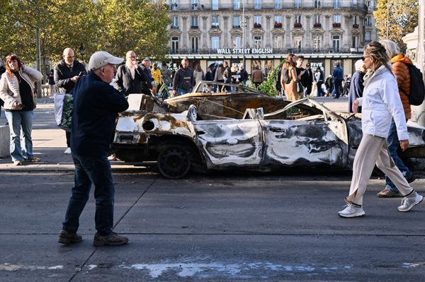 Tổng thống Macron bị chỉ trích vì đi xem hoà nhạc khi nước Pháp chìm trong bạo loạn