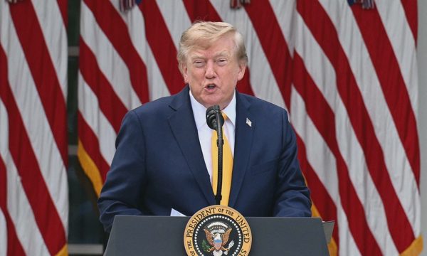 Tổng thống Mỹ nêu ý tưởng đổi tên Hormuz thành 'eo biển Trump'