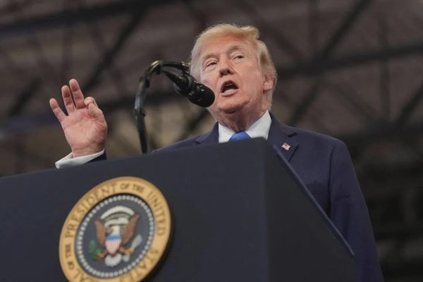 Tổng thống Mỹ tính đổi tên Hormuz thành “eo biển Trump”