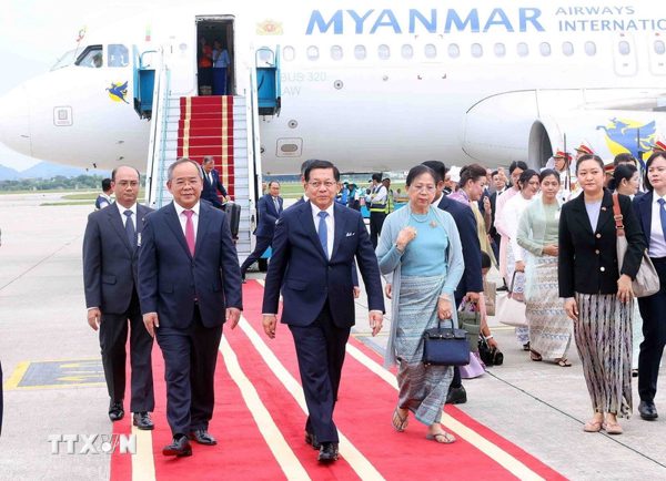Tổng thống Myanmar và Phu nhân đến Hà Nội, bắt đầu thăm chính thức Việt Nam