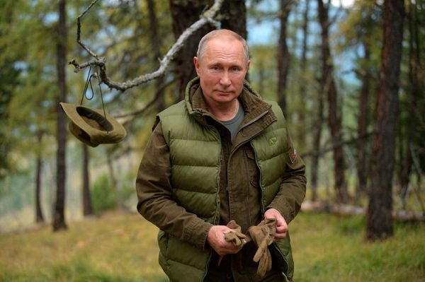 Tổng thống Nga Putin chạm trán hổ khi lái xe xuyên rừng