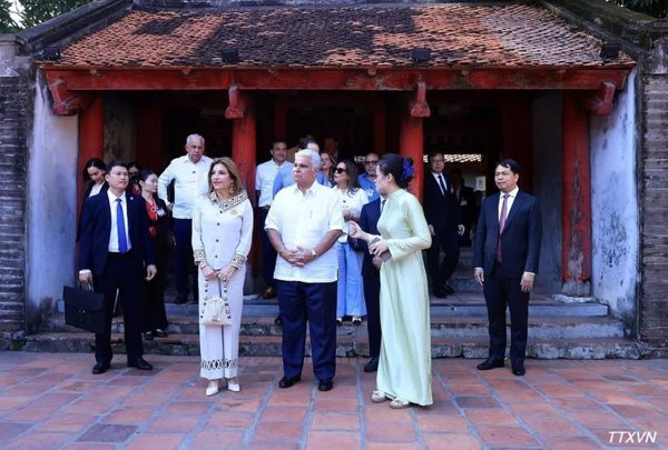 Tổng thống Panama cùng Phu nhân tham quan Văn Miếu-Quốc Tử Giám