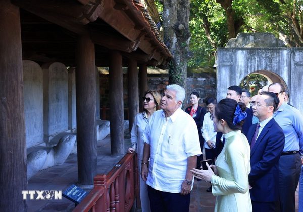 Tổng thống Panama cùng Phu nhân tham quan Văn Miếu-Quốc Tử Giám
