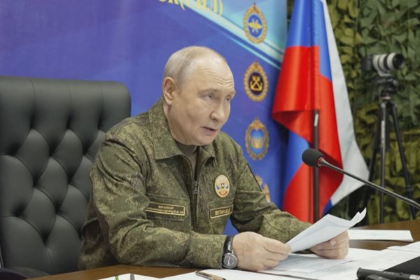 Tổng thống Putin lệnh tiếp tục tấn công, lập vùng đệm dọc biên giới Ukraine