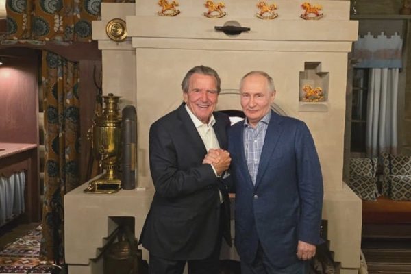 Tổng thống Putin mời cựu Thủ tướng Đức tới nhà riêng đón sinh nhật