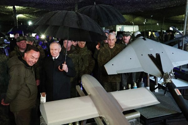 Tổng thống Putin thị sát cuộc tập trận lớn sau khi cảnh báo NATO