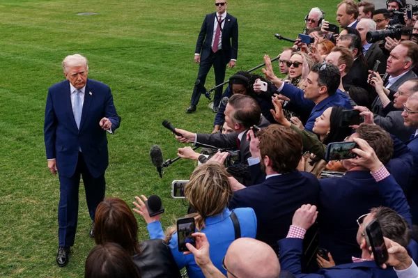 Tổng thống Trump cấm 3 hãng truyền thông lớn vào Nhà Trắng