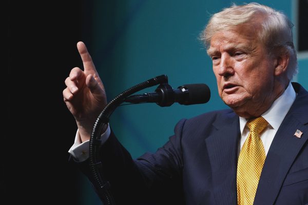 Tổng thống Trump cấm 3 hãng truyền thông lớn vào Nhà Trắng