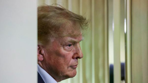 Tổng thống Trump cân nhắc 'bước ngoặt quan trọng' trong cuộc chiến với Iran