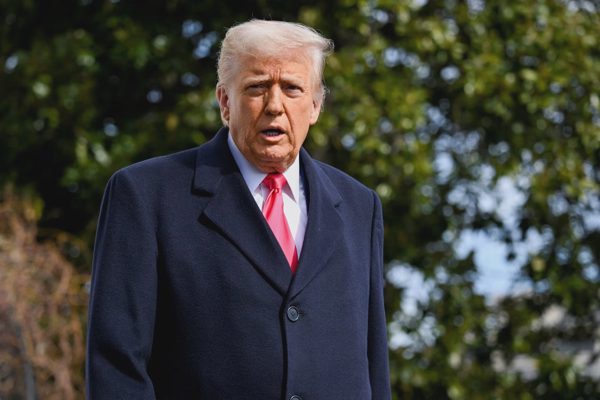 Tổng thống Trump hứa không tấn công Iran trước bầu cử