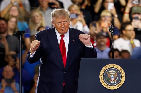 Tổng thống Trump hứa tặng 5.000 USD cho mỗi người Mỹ nếu đảng Cộng hòa thắng cử