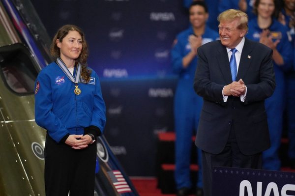 Tổng thống Trump ký sắc lệnh lập Học viện Không gian Mỹ, quyết không để vượt mặt trong cuộc đua vũ trụ