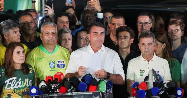 Tổng thống Trump nghi ngờ bầu cử Brazil, ông Flavio Bolsonaro bị cấm xuất cảnh