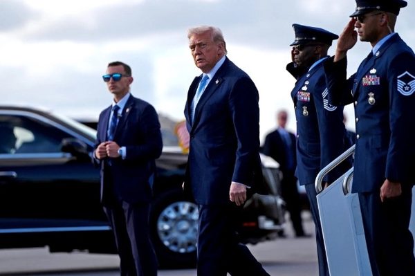Tổng thống Trump tạm hoãn áp thuế 50% với hàng hóa Canada