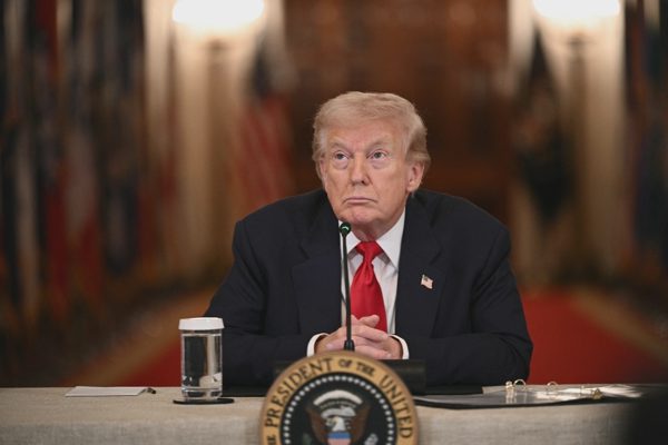 Tổng thống Trump tung những "lá bài" cuối cùng với Iran