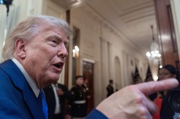Tổng thống Trump tuyên bố giáng đòn mạnh vào Iran
