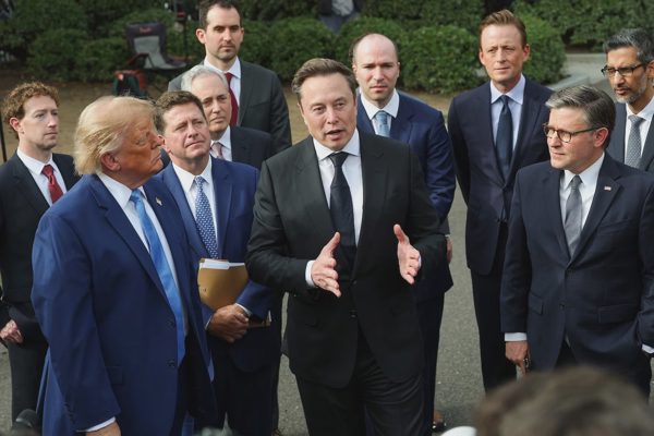 Tổng thống Trump và loạt CEO công nghệ ký cam kết tự nguyện kiểm soát AI
