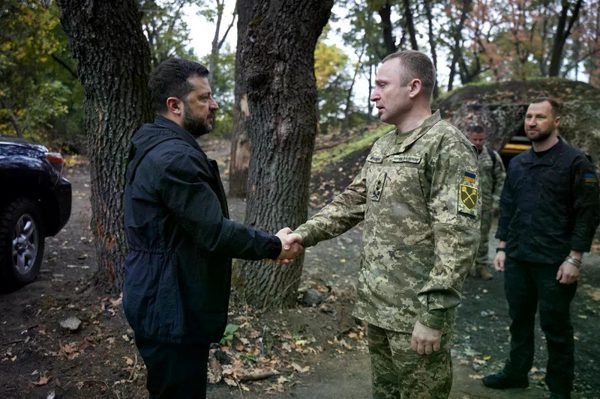 Tổng thống Ukraine thị sát lực lượng ở 'chảo lửa' Donetsk