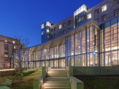 Top 10 trường sinh viên tốt nghiệp có mức lương gần 3 tỷ đồng/năm