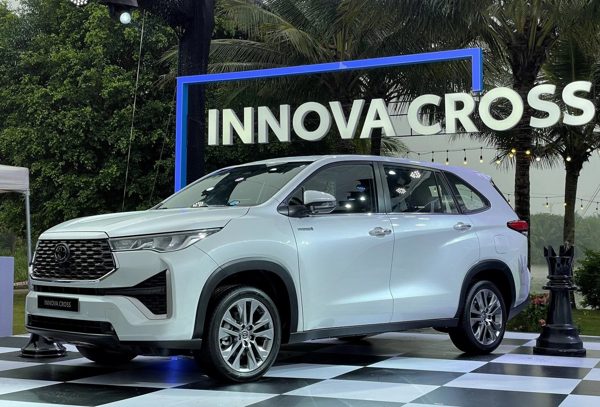 Top 10 xe bán chạy tháng 6: Toyota Innova Cross gây bất ngờ dẫn đầu nhóm xe xăng