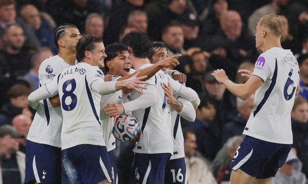 Tottenham thắng trên sân Chelsea