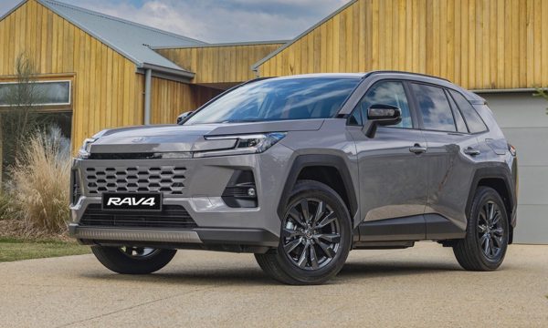Toyota bán chạy ở Nhật Bản, suy giảm ở nước ngoài